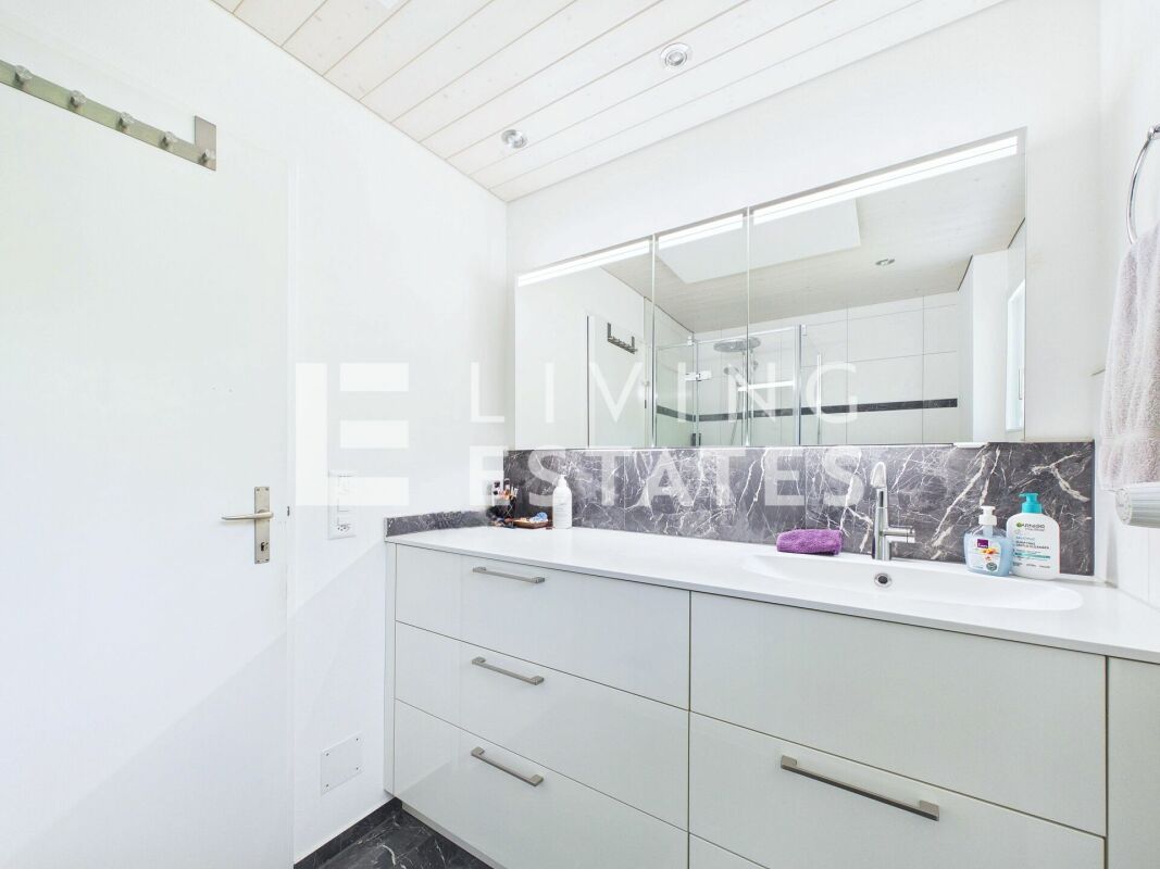 Modernes Badezimmer mit Waschtisch und Spiegelschrank