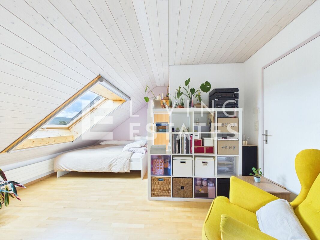 Helles Dachgeschoss-Schlafzimmer mit Sitzecke