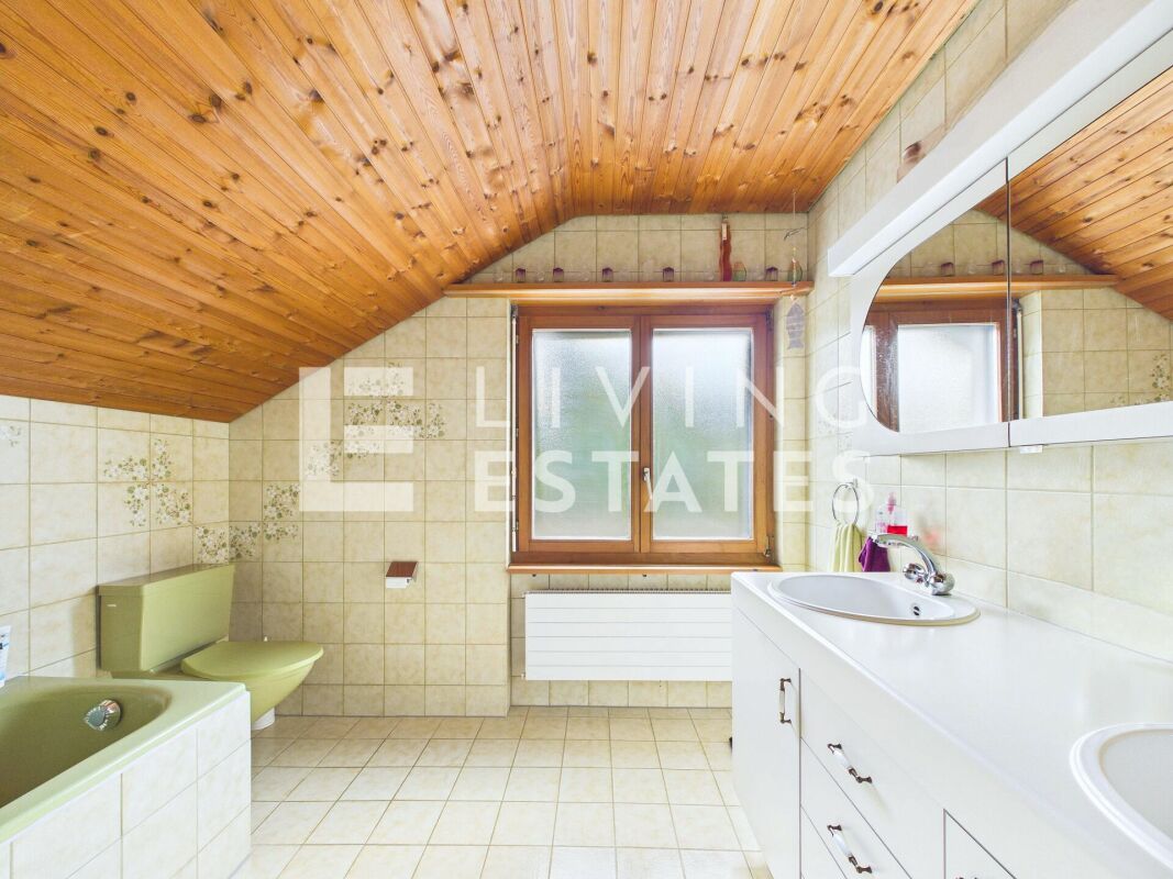 Bad mit Dachschräge und Holzdecke
