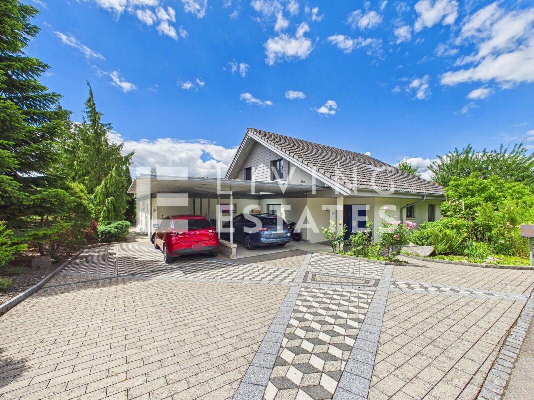 Einfamilienhaus mit Carport und Zufahrt