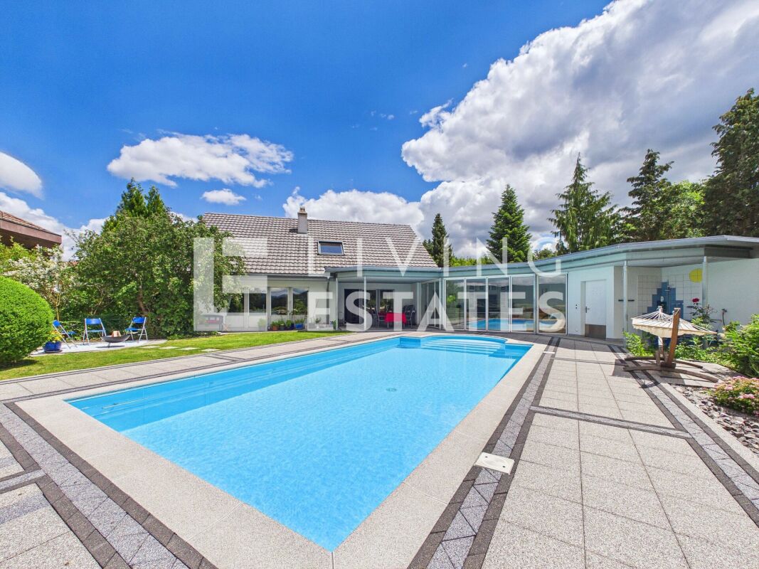 Außenansicht eines Hauses mit Pool