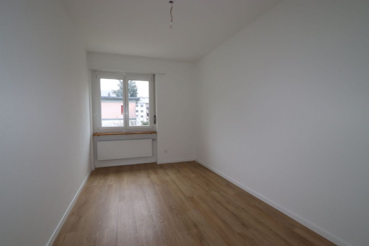 Helles, leeres Zimmer mit Fenster
