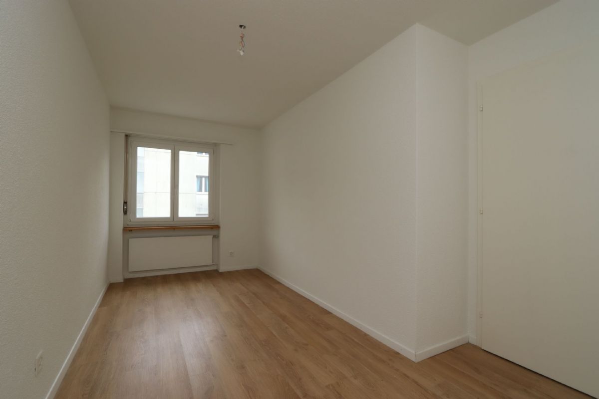 Leerer, schmaler Raum mit Fenster
