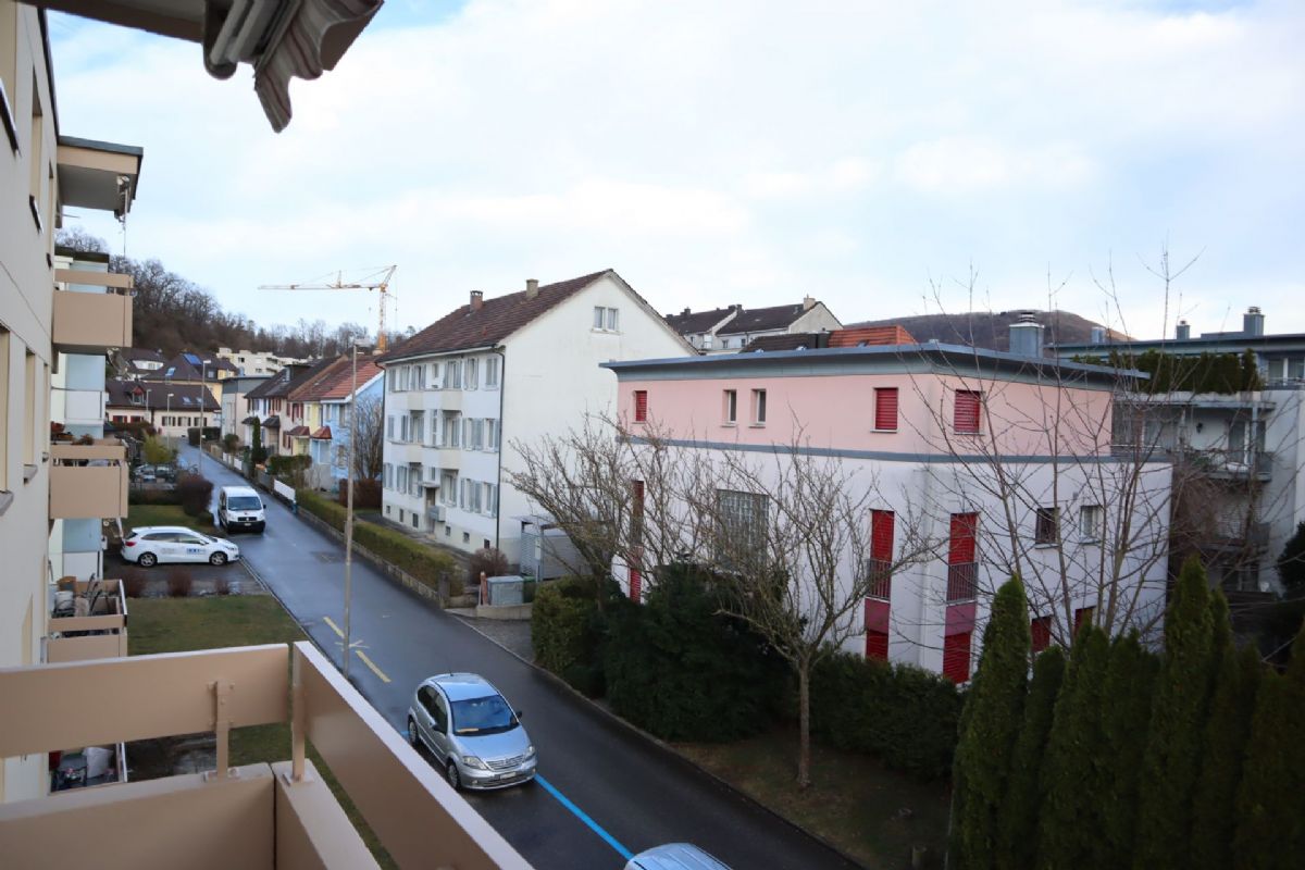 Blick vom Balkon auf eine Wohnstraße