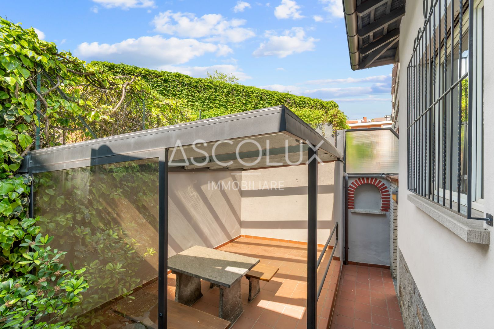 Überdachte Terrasse mit Sitzplatz