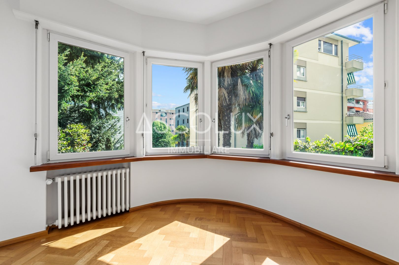 Helles Zimmer mit Erkerfenstern