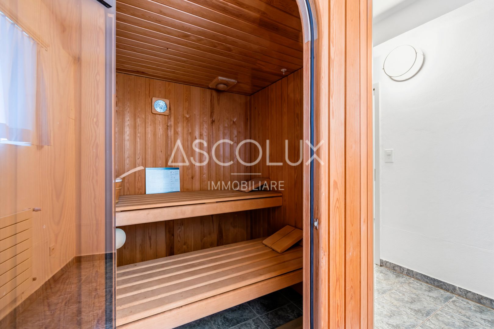 Holzsauna mit Glasfront