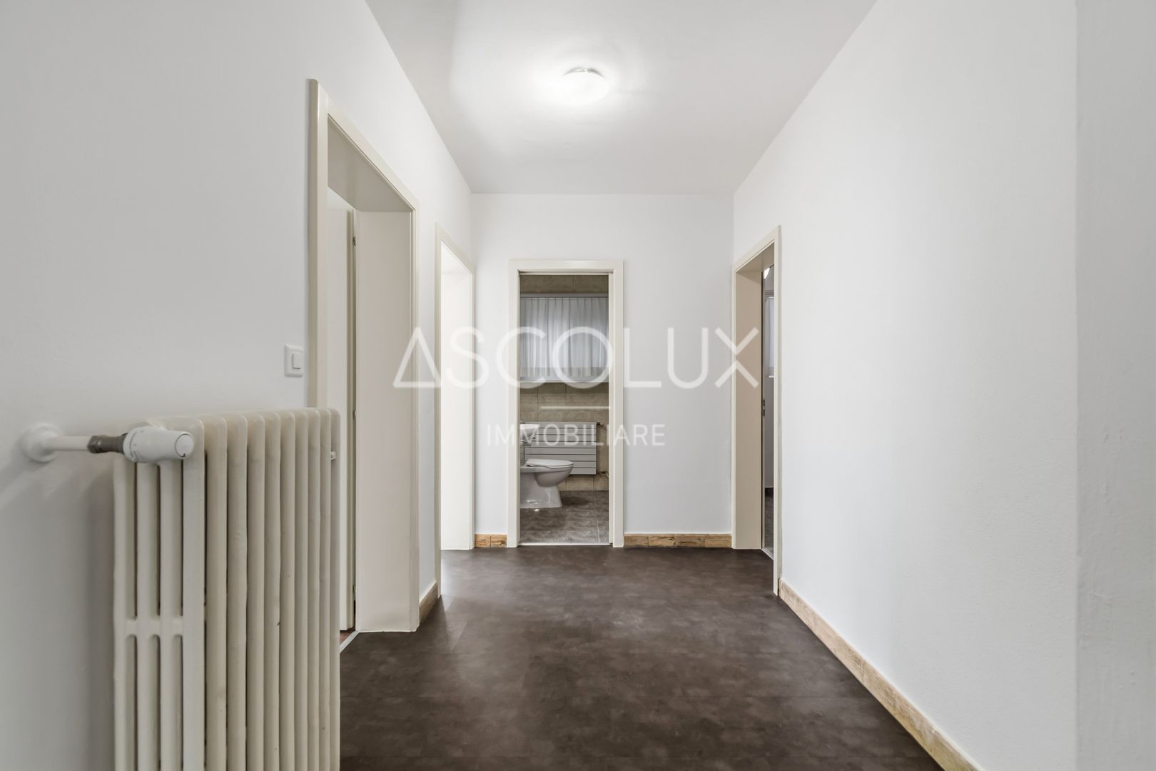 Heller Flur mit Blick ins Badezimmer