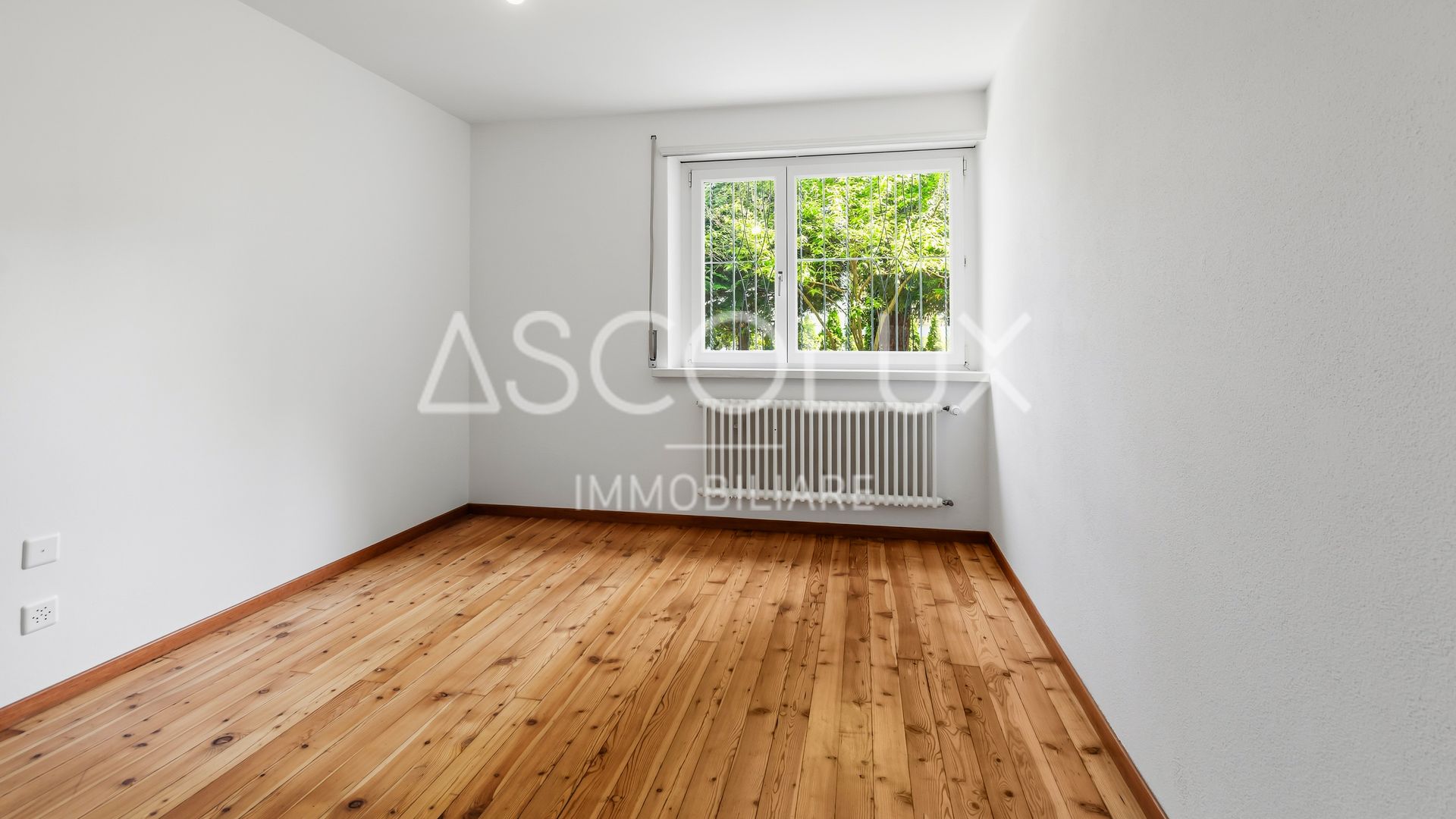 Leerer heller Raum mit Holzboden