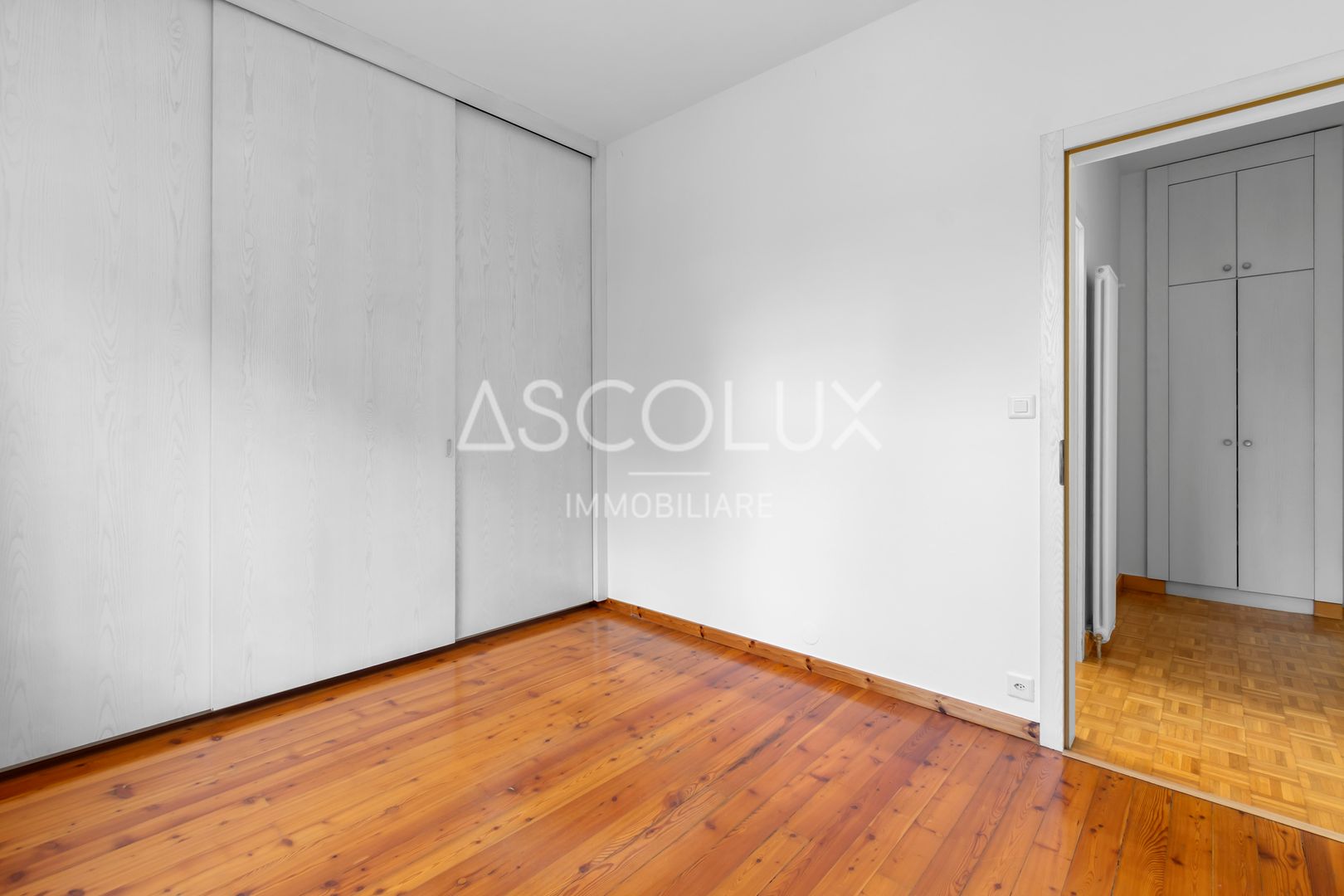 Helles Schlafzimmer mit Einbauschrank