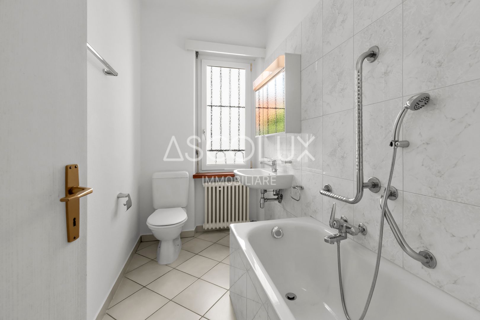 Helles Badezimmer mit Badewanne und WC