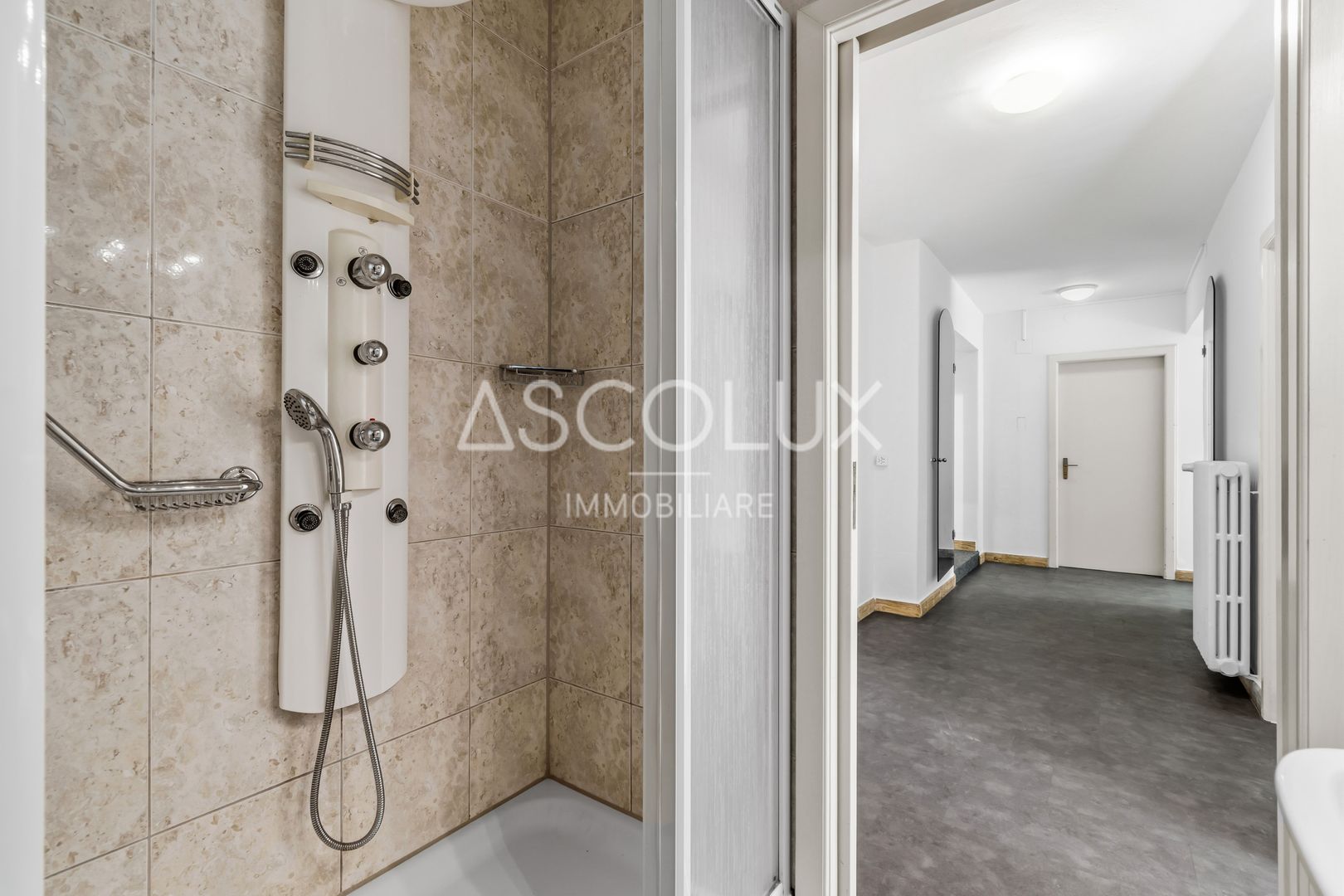 Badezimmer mit Flurblick