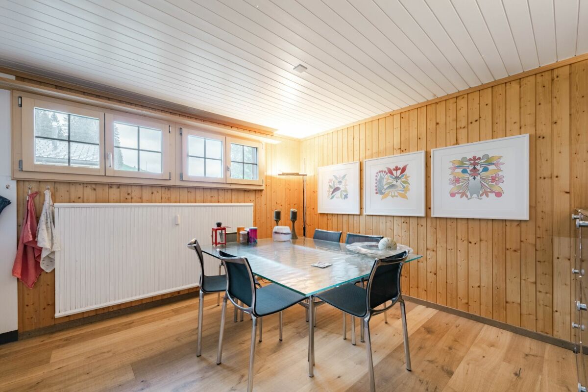 Heller Holzraum mit Esstisch