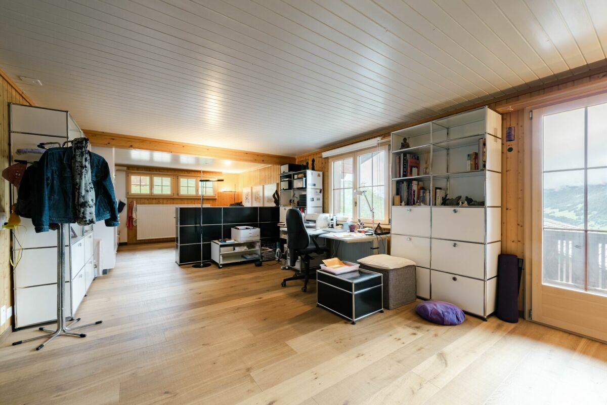 Heller Arbeits- bzw. Wohnraum mit Holzverkleidung