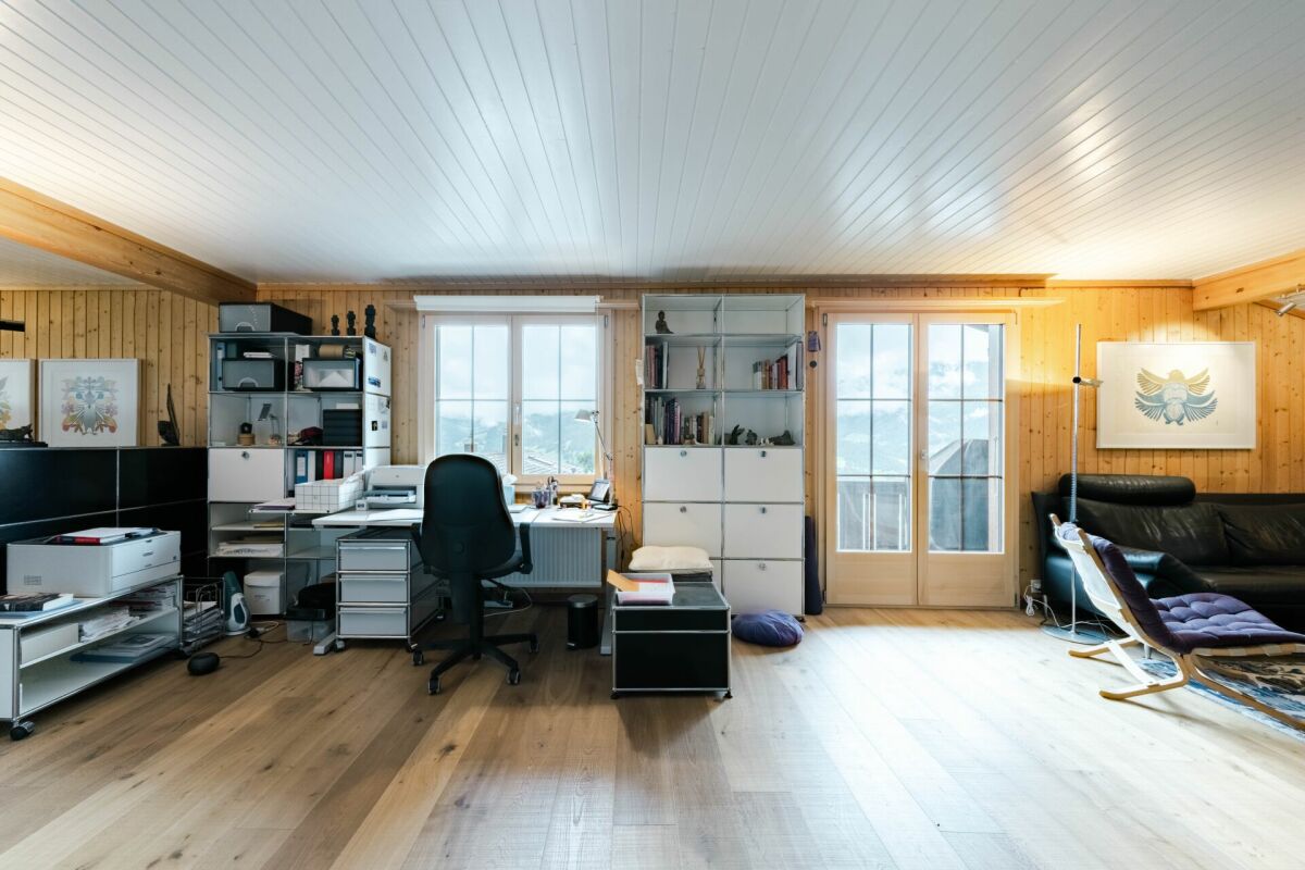 Helles Arbeits- und Wohnzimmer mit Holzverkleidung