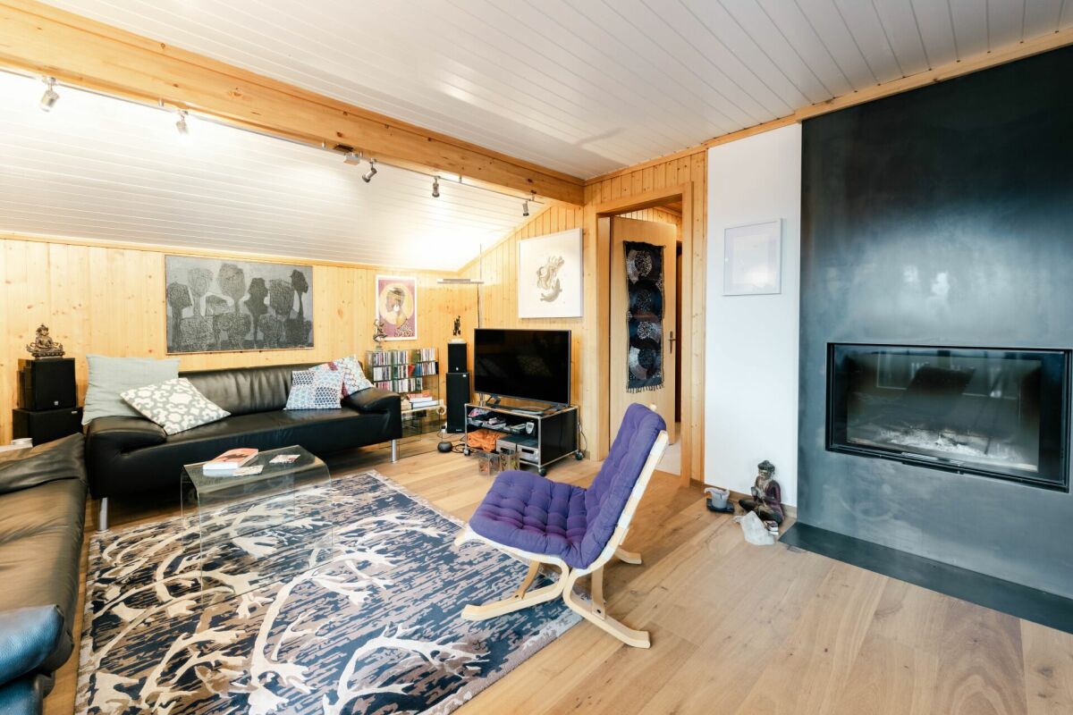 Modernes Wohnzimmer mit Kamin
