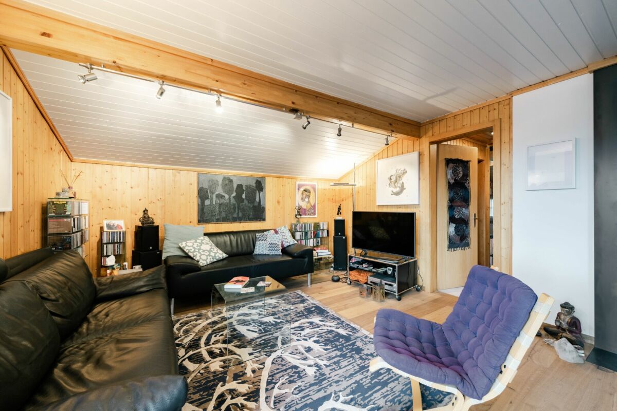 Wohnzimmer mit Holzverkleidung