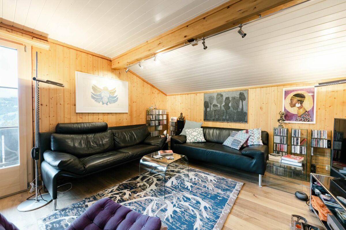 Gemütliches Wohnzimmer mit Holzvertäfelung