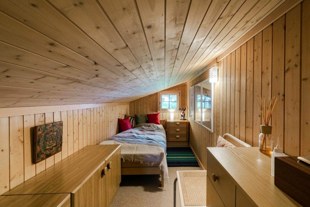 Gemütliches Dachzimmer mit Holzverkleidung
