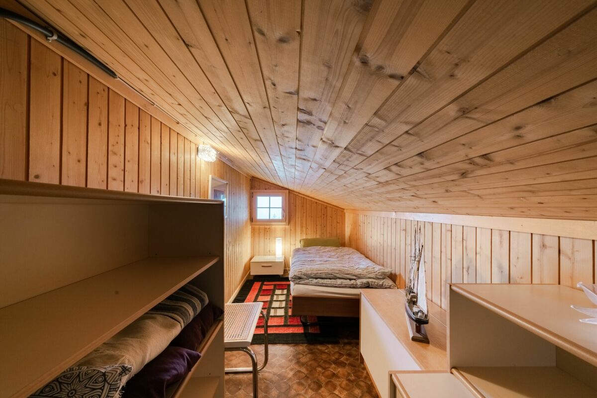Dachzimmer mit Holzausbau