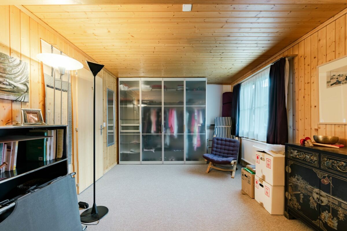 Mansardenzimmer mit Kleiderschrank und Holzverkleidung