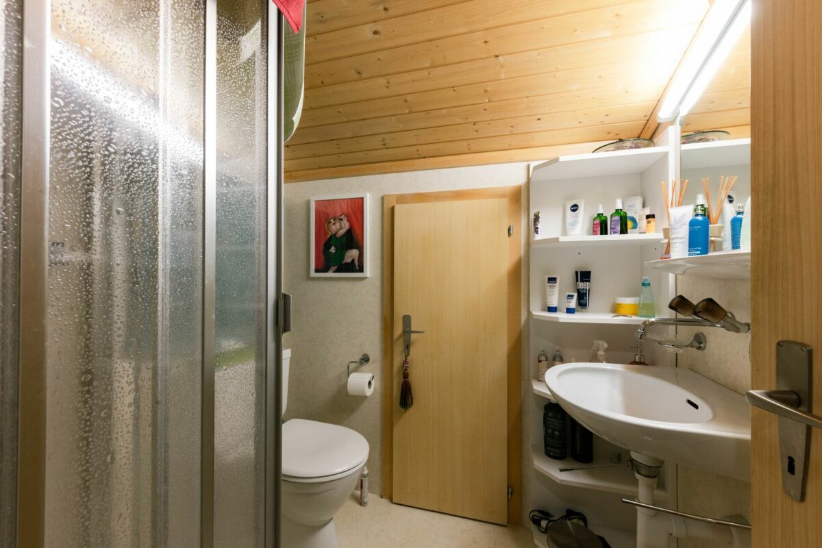 Kleines Badezimmer mit Dachschräge