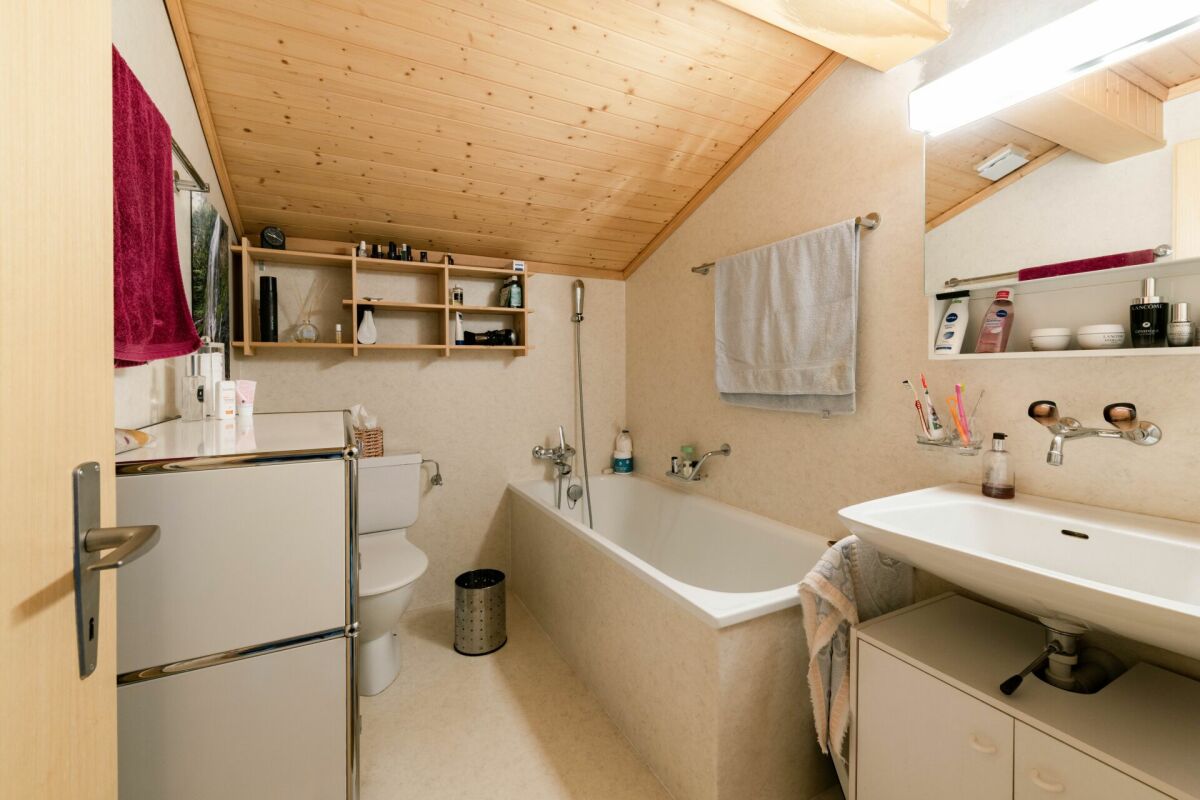 Kleines Badezimmer mit Dachschräge