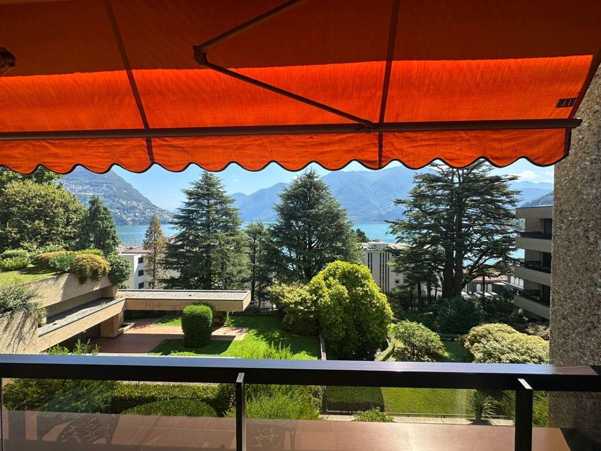 Seeblick vom Balkon mit Markise