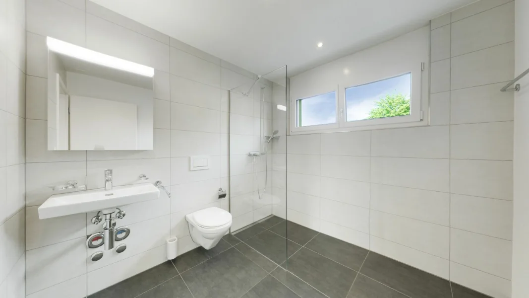 Modernes Badezimmer mit Dusche und WC