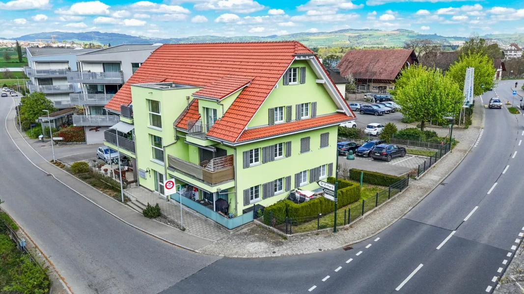 Mehrfamilienhaus an Straßenkreuzung mit Blick ins Umland