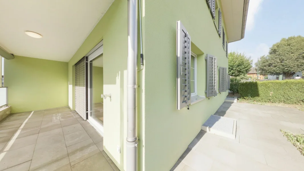 Überdachte Terrasse an einem Einfamilienhaus