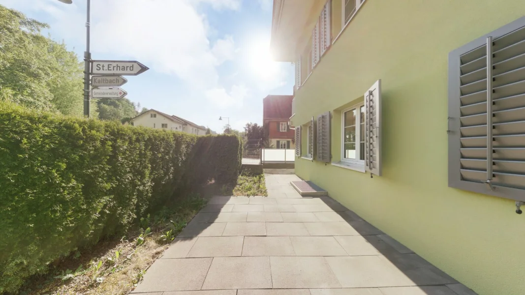 Außenansicht eines Hauses mit Seitenweg