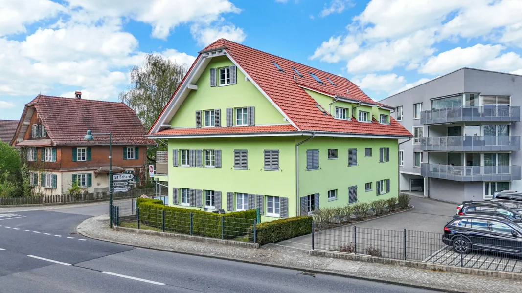 Farbiges Mehrfamilienhaus an der Straße