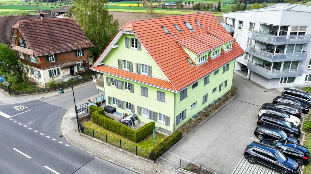 Außenansicht eines Wohngebäudes mit Parkplatz