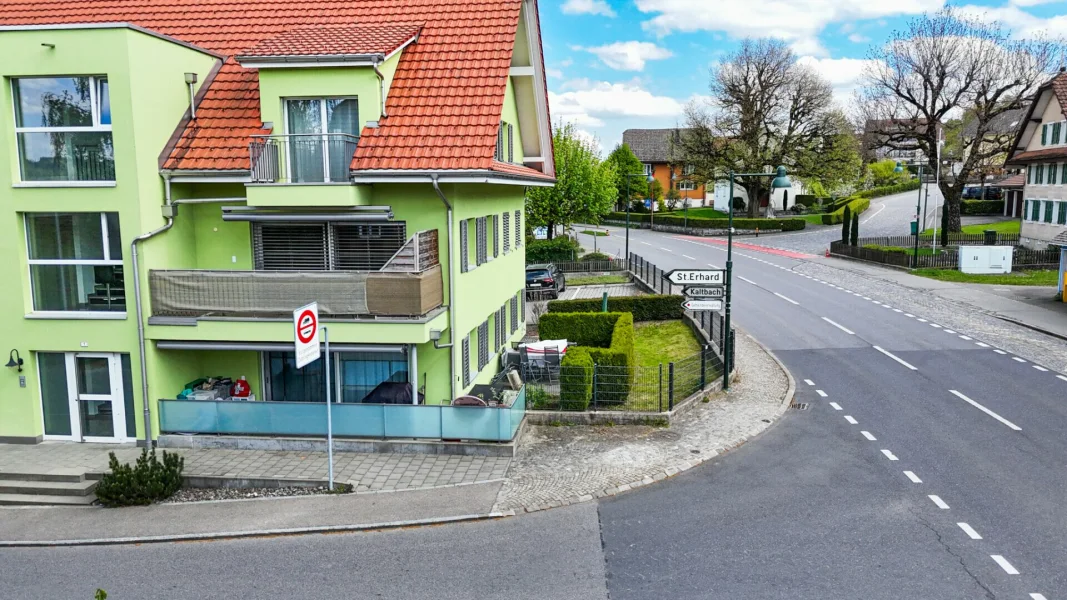 Straßenansicht eines Wohnhauses mit Balkon