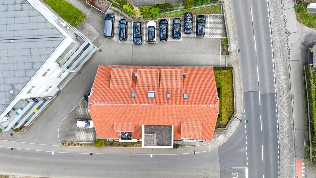 Luftaufnahme eines Wohnhauses mit rotem Ziegeldach
