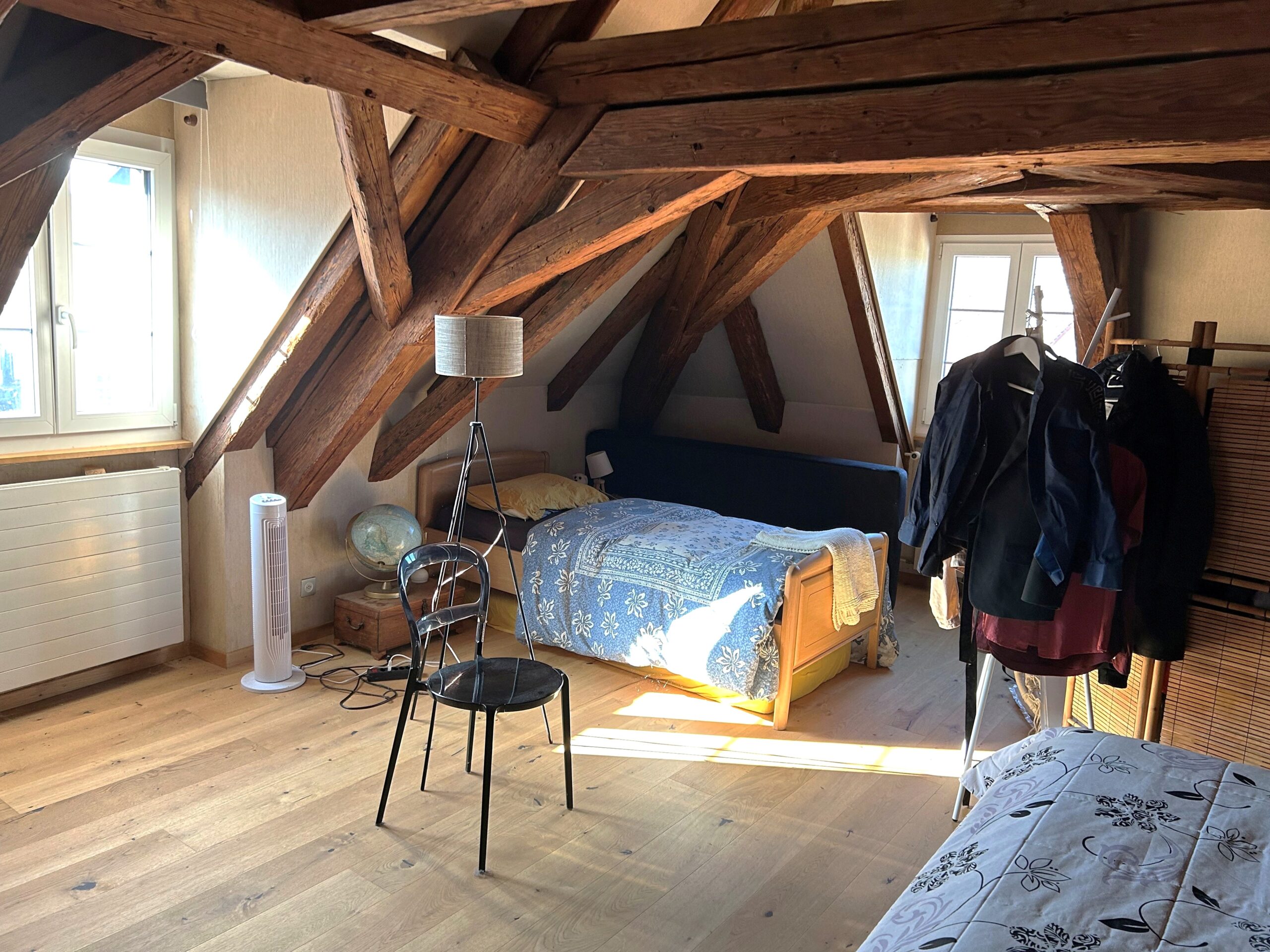 Dachzimmer mit sichtbaren Holzbalken