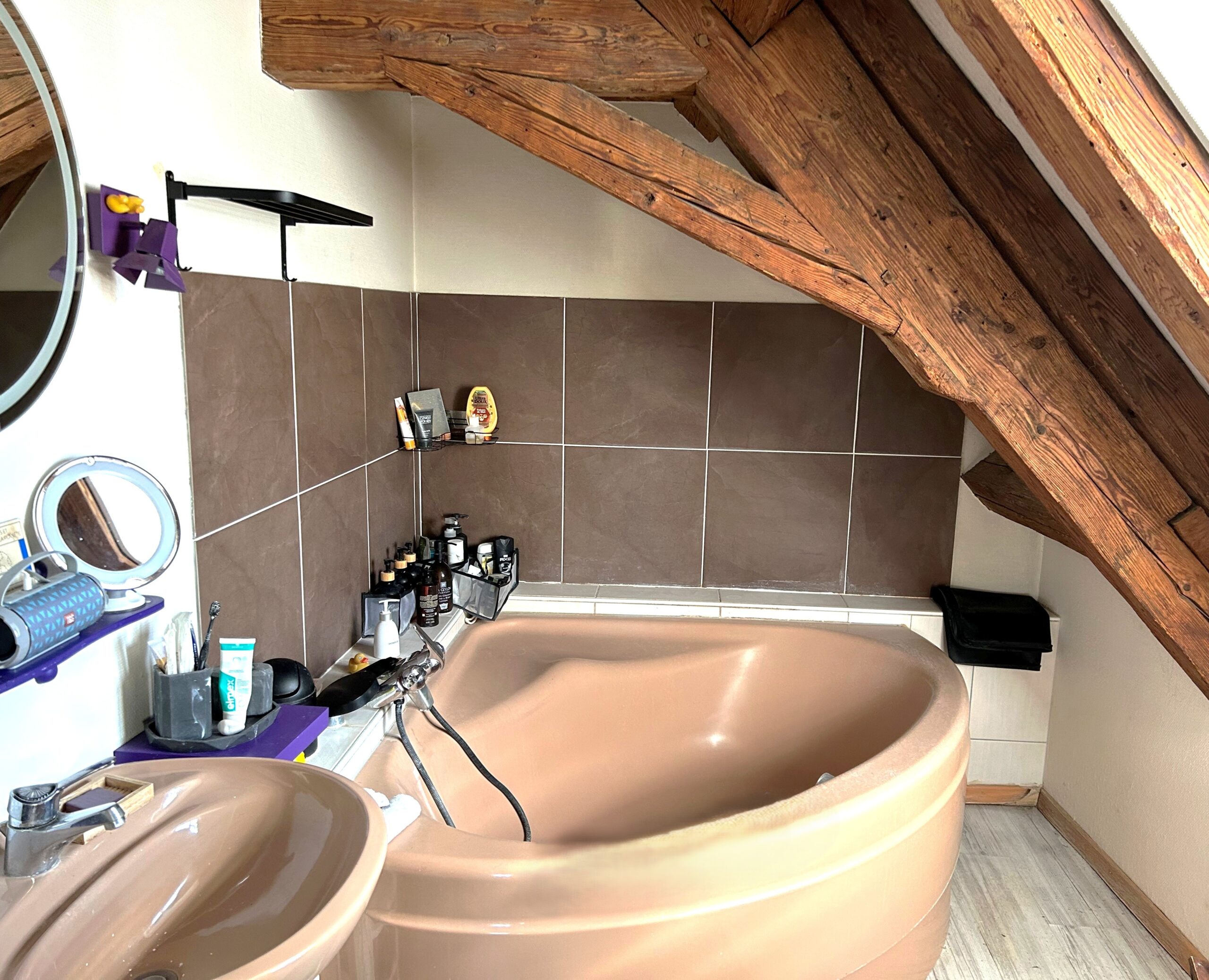 Dachgeschoss-Bad mit Badewanne