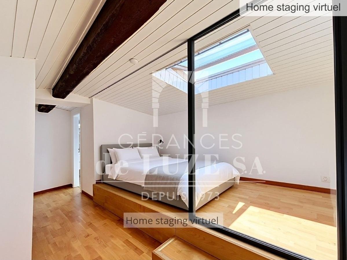 Schlafzimmer mit Dachfenstern und Holzboden