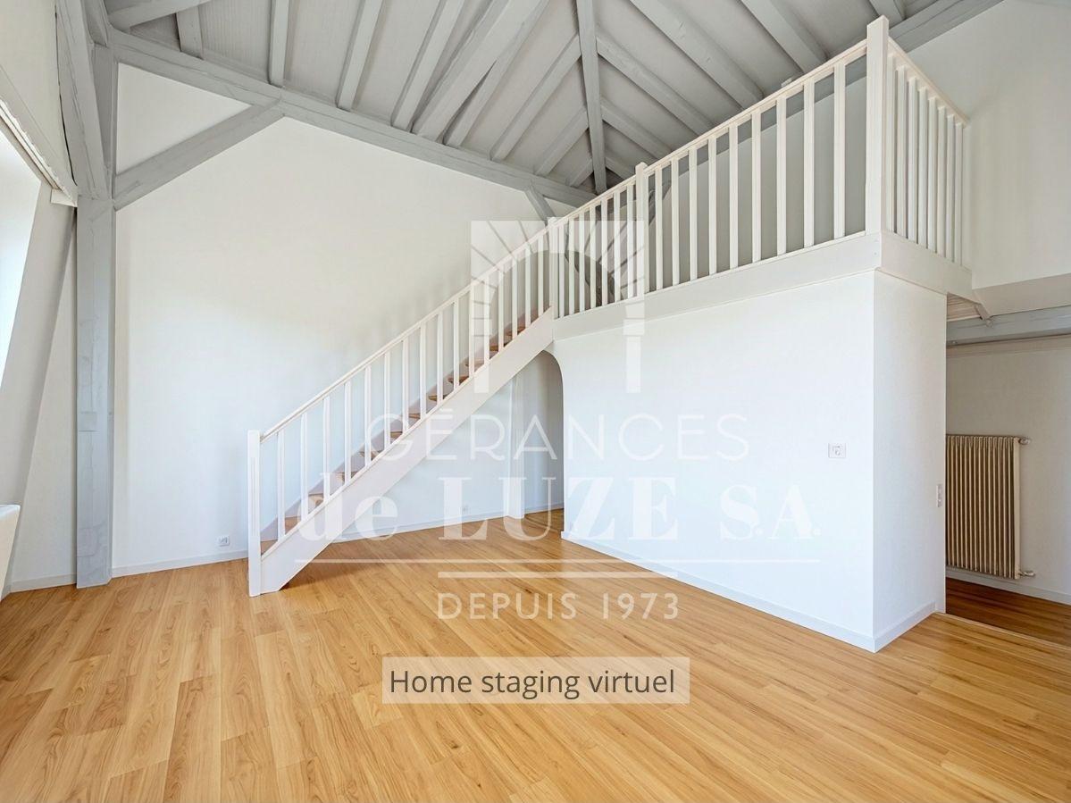 Heller Loftraum mit Treppe und Galerie