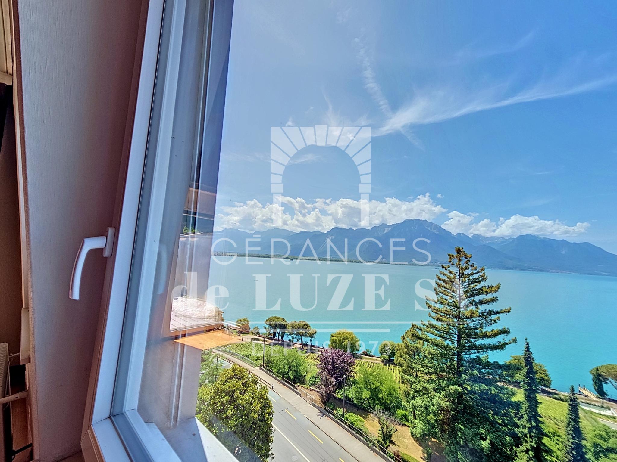 Blick aus dem Fenster auf See und Berge
