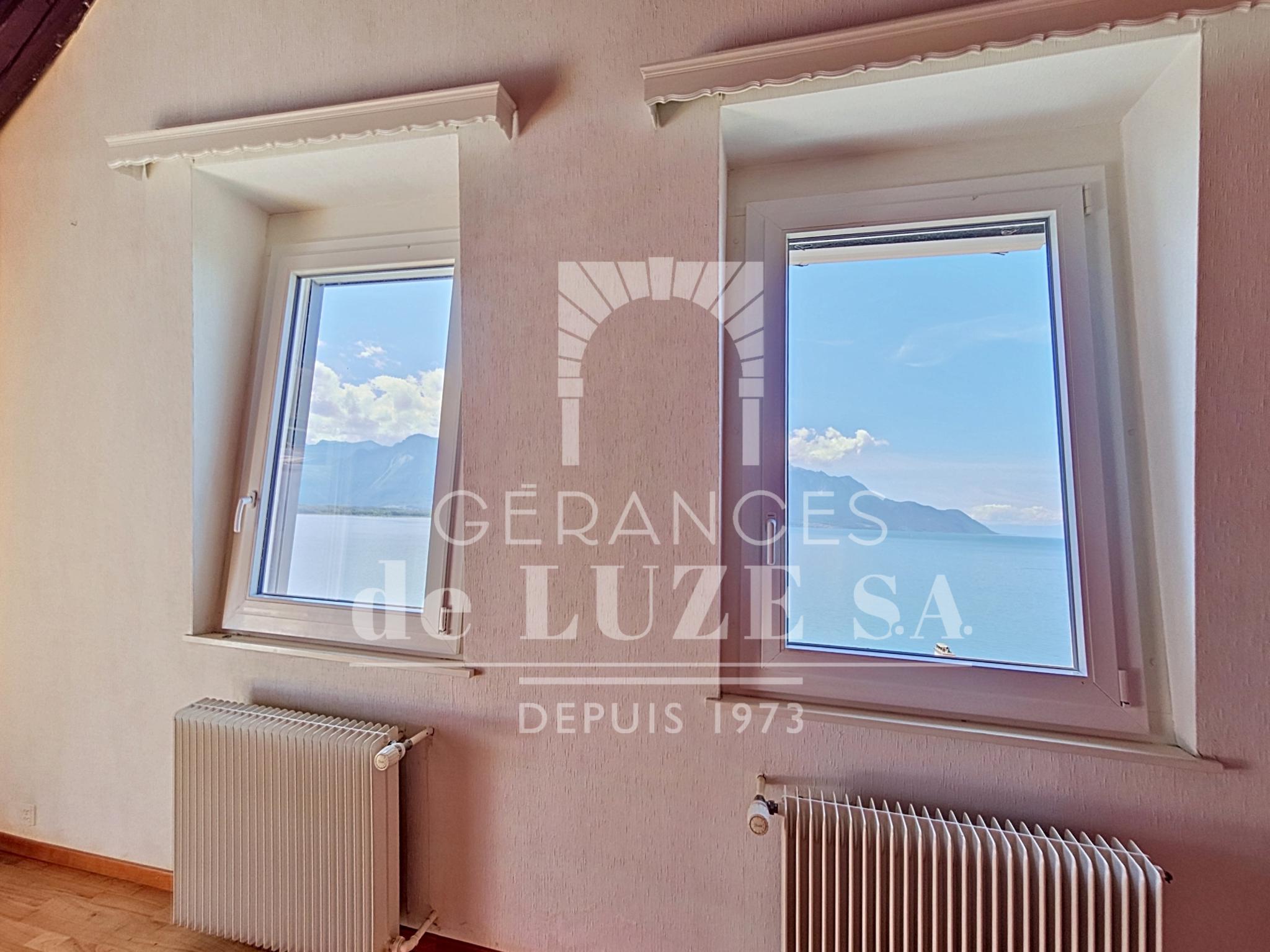 Doppelter Fensterblick mit Meer- und Bergsicht
