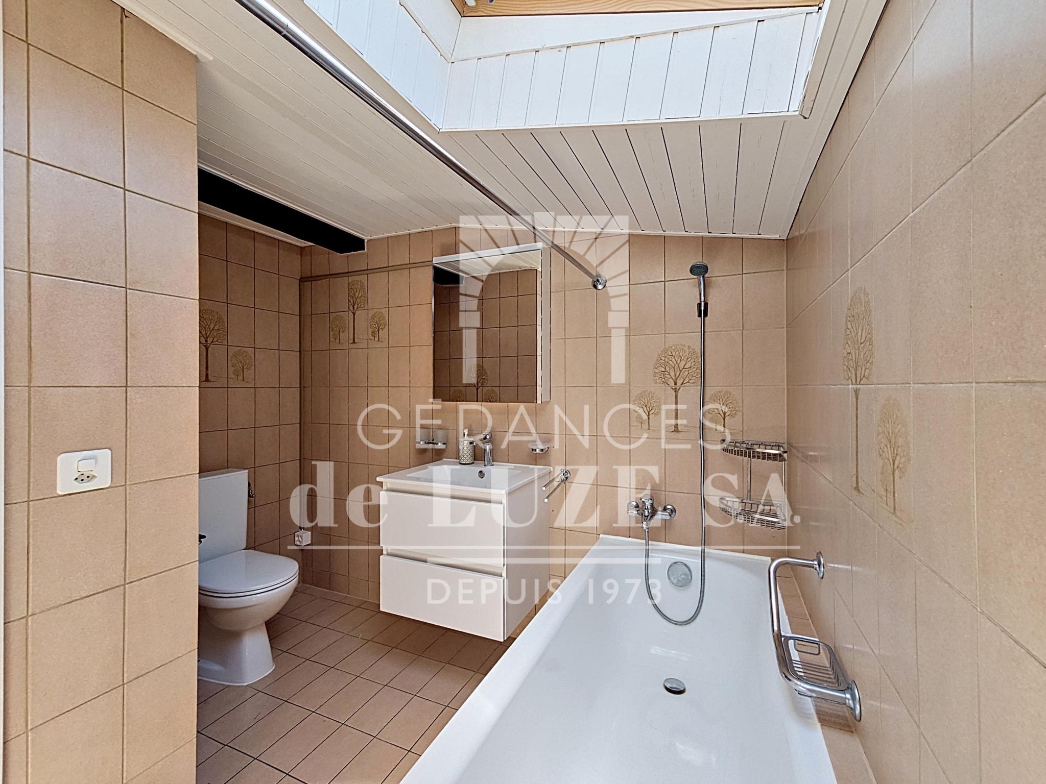 Badezimmer mit Badewanne und WC