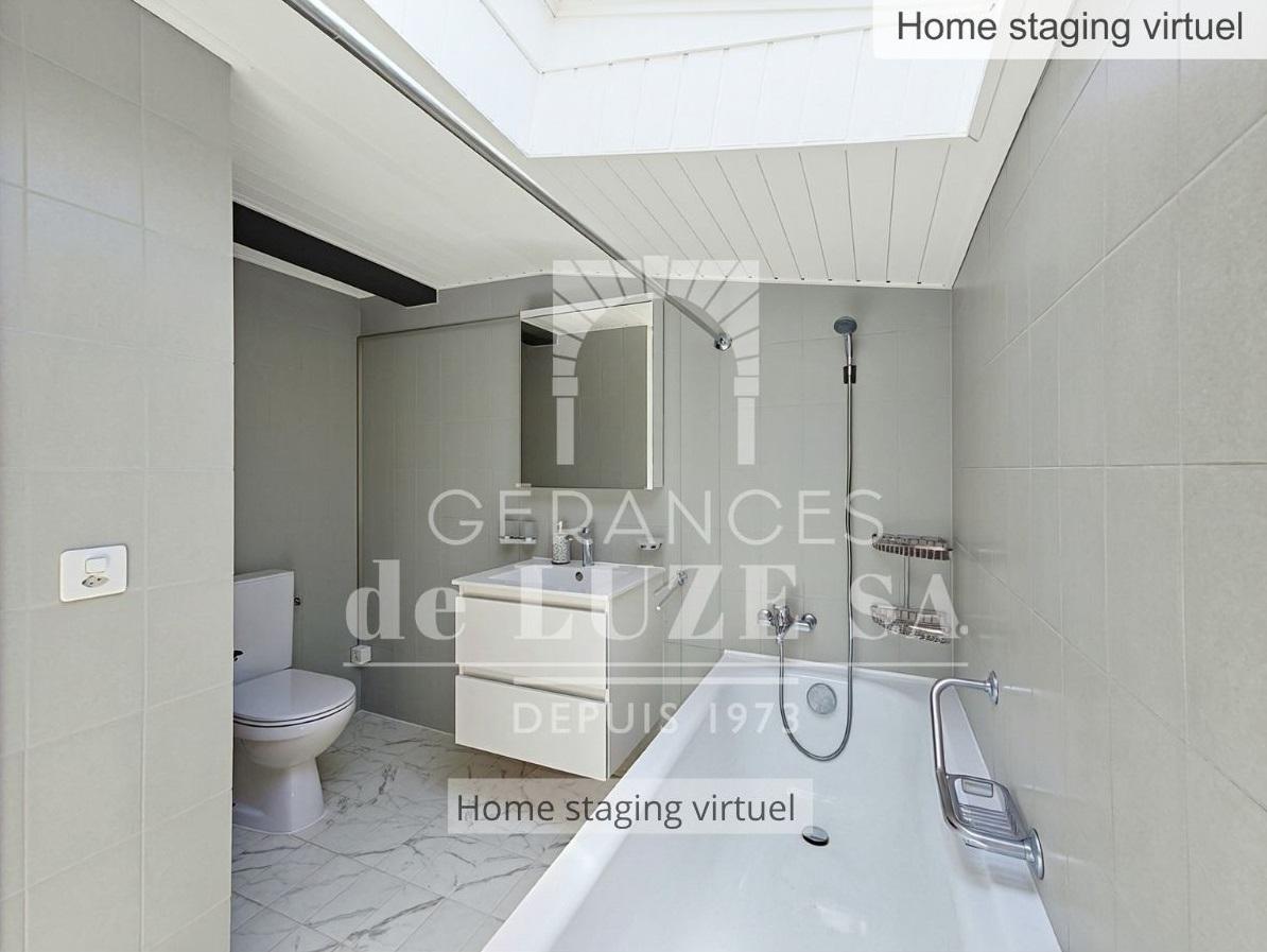 Badezimmer mit Badewanne, Dusche und WC