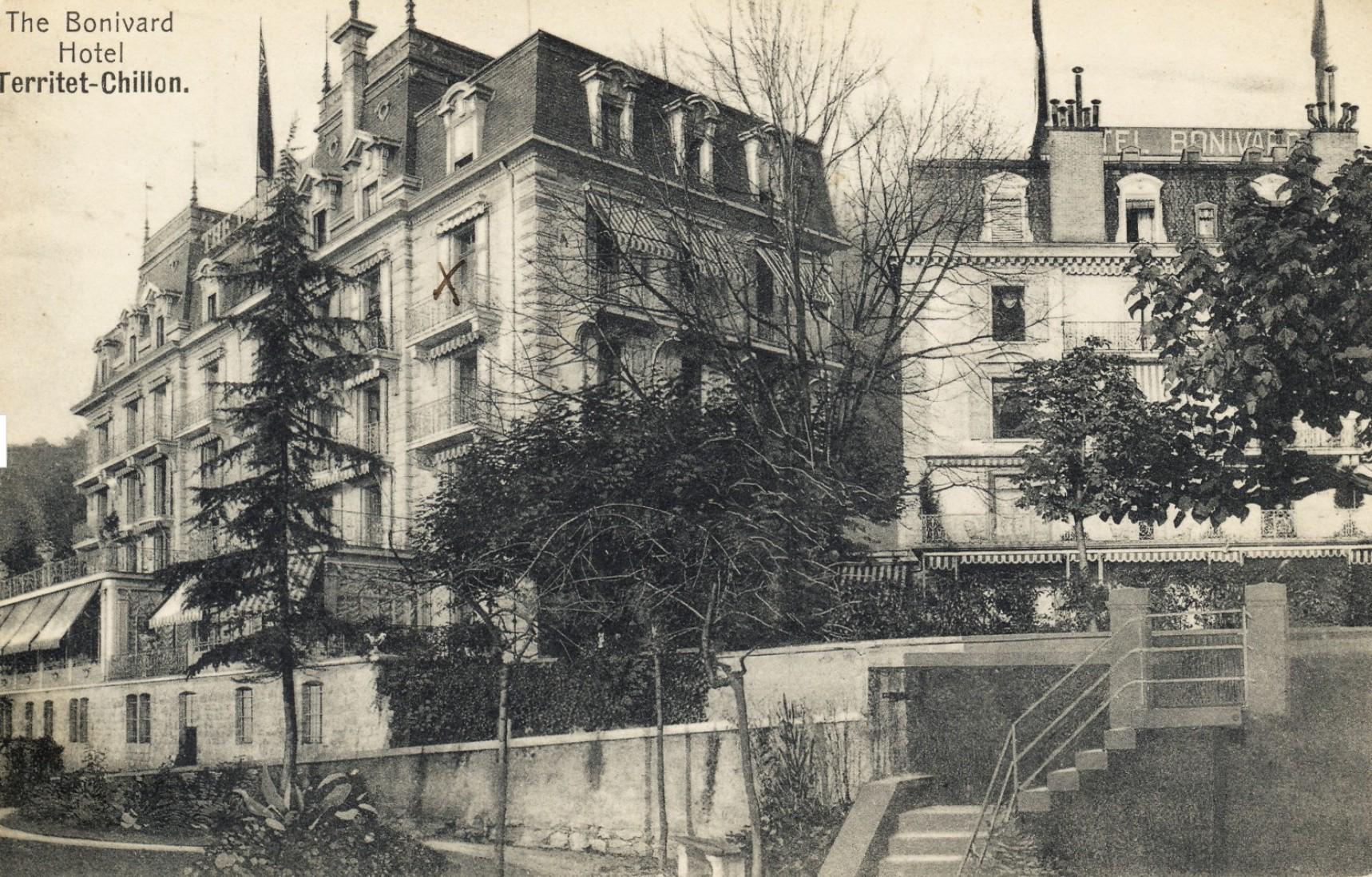Historisches Hotelgebäude mit Gartenansicht