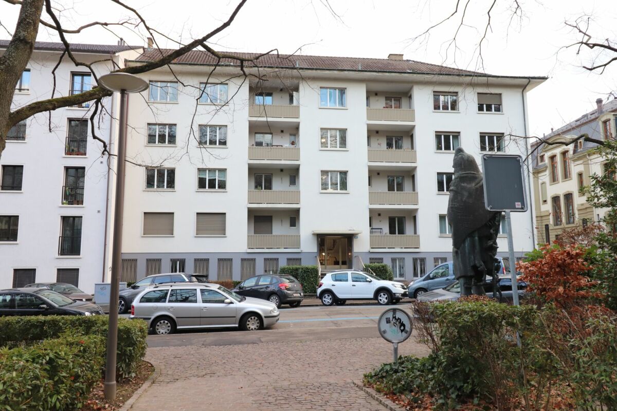 Mehrfamilienhaus mit Balkonen an einer Wohnstraße