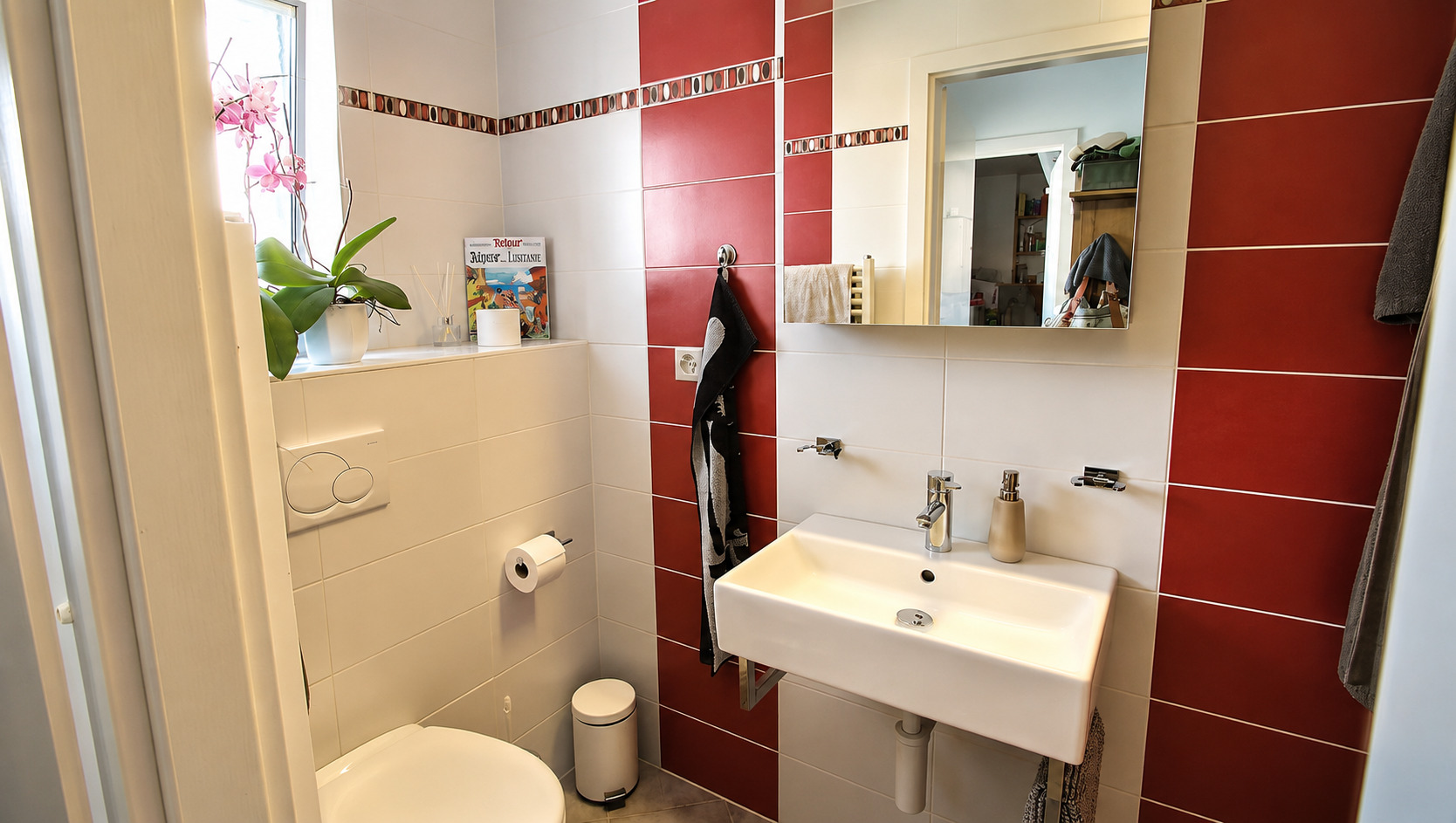 Kleines modernes Gäste-WC mit roten Wandfliesen