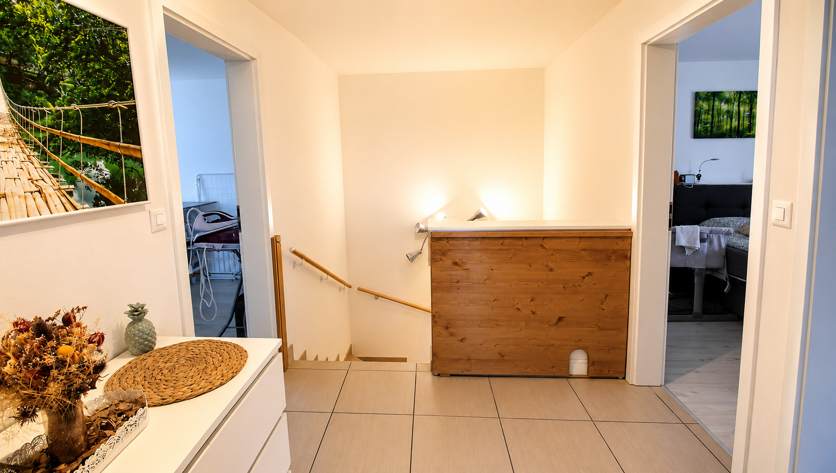 Heller Flur mit Treppe und offenen Türen