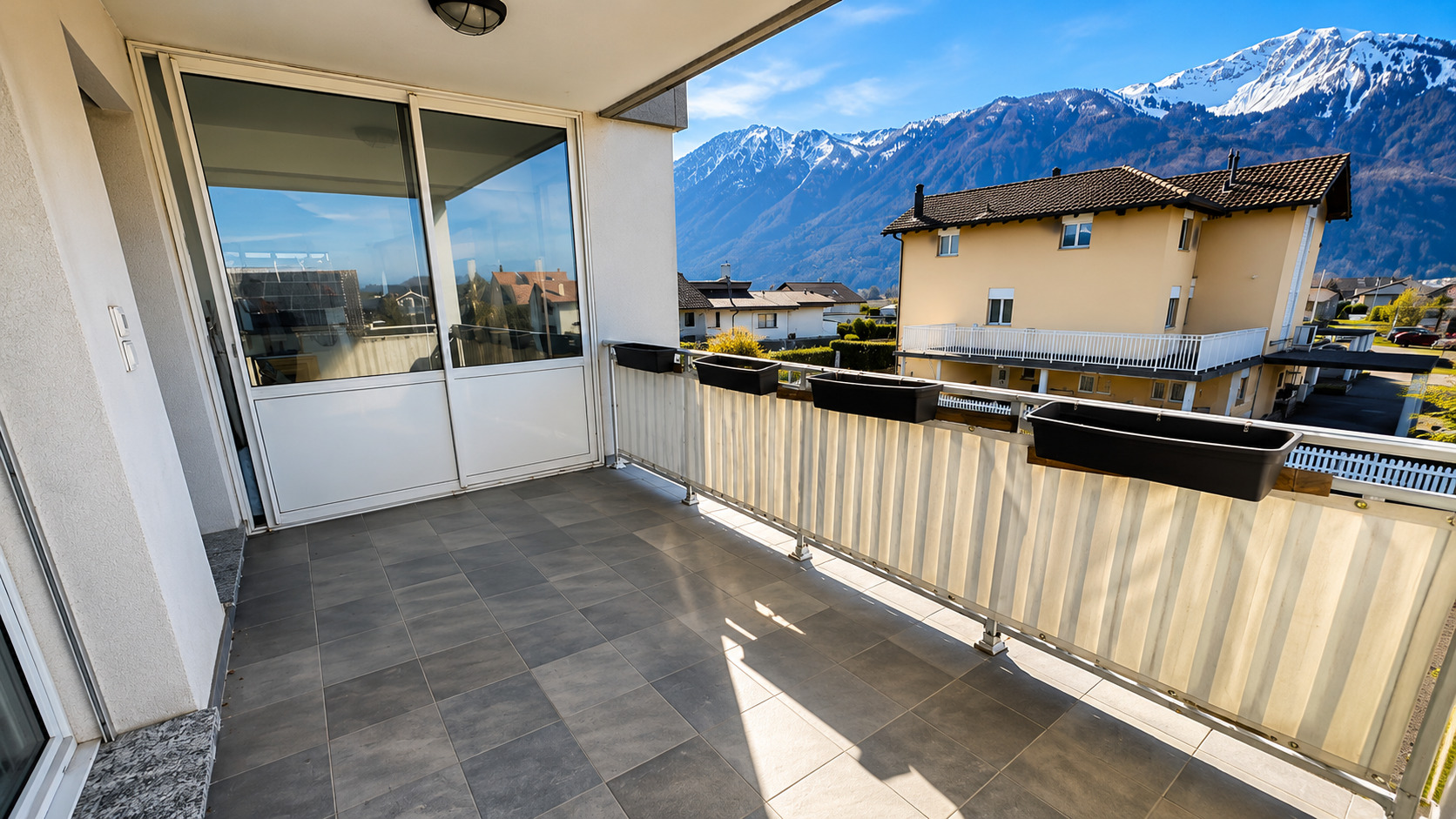 Balkon mit Bergblick