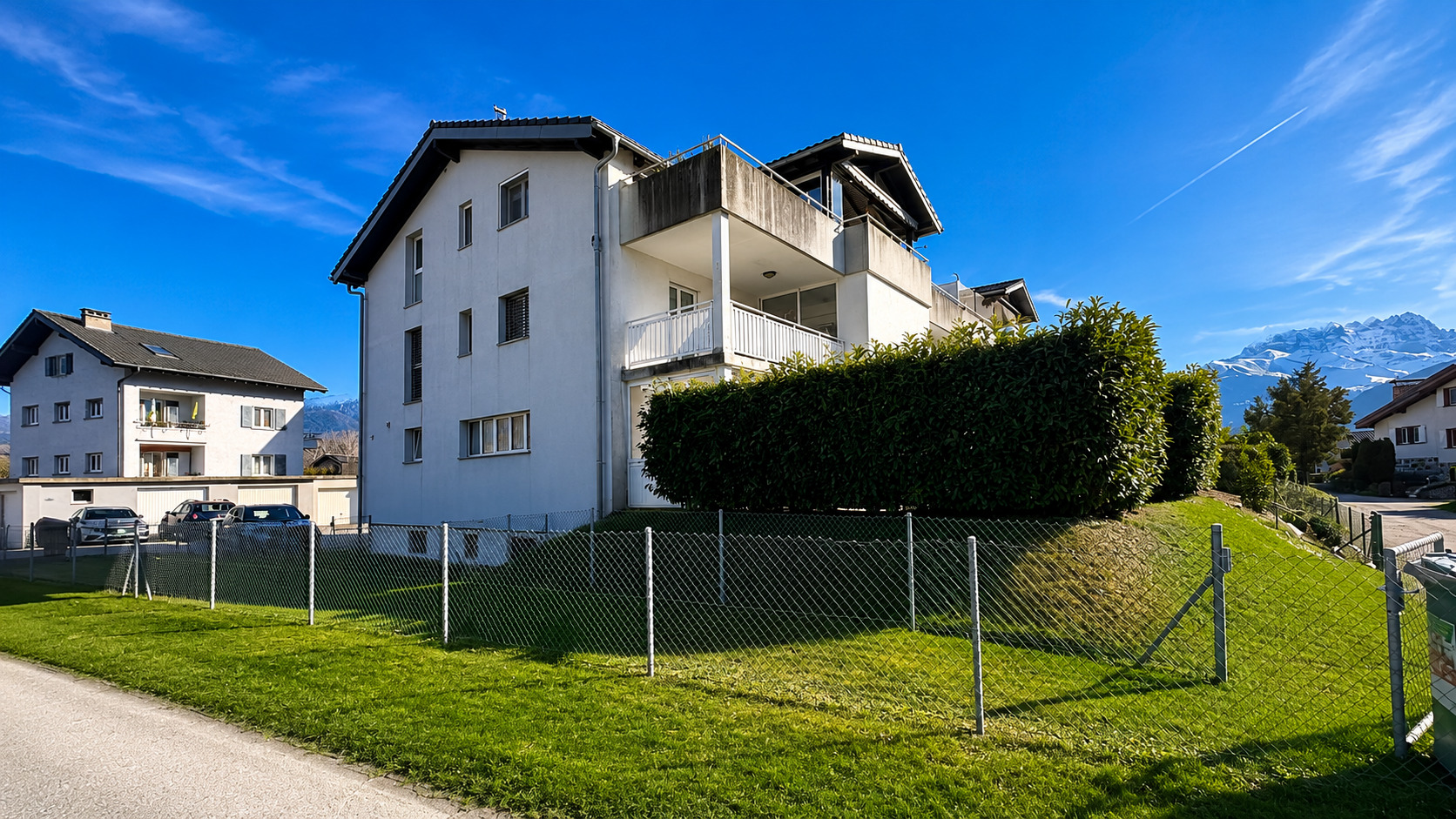 Mehrfamilienhaus mit Bergblick
